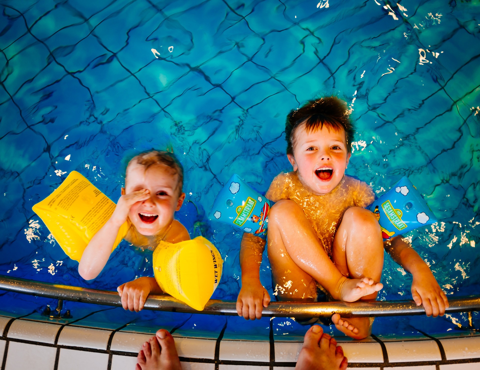 泳げない子供を泳げるようにする方法 どんな道具を購入すればよいのか  プール情報.com