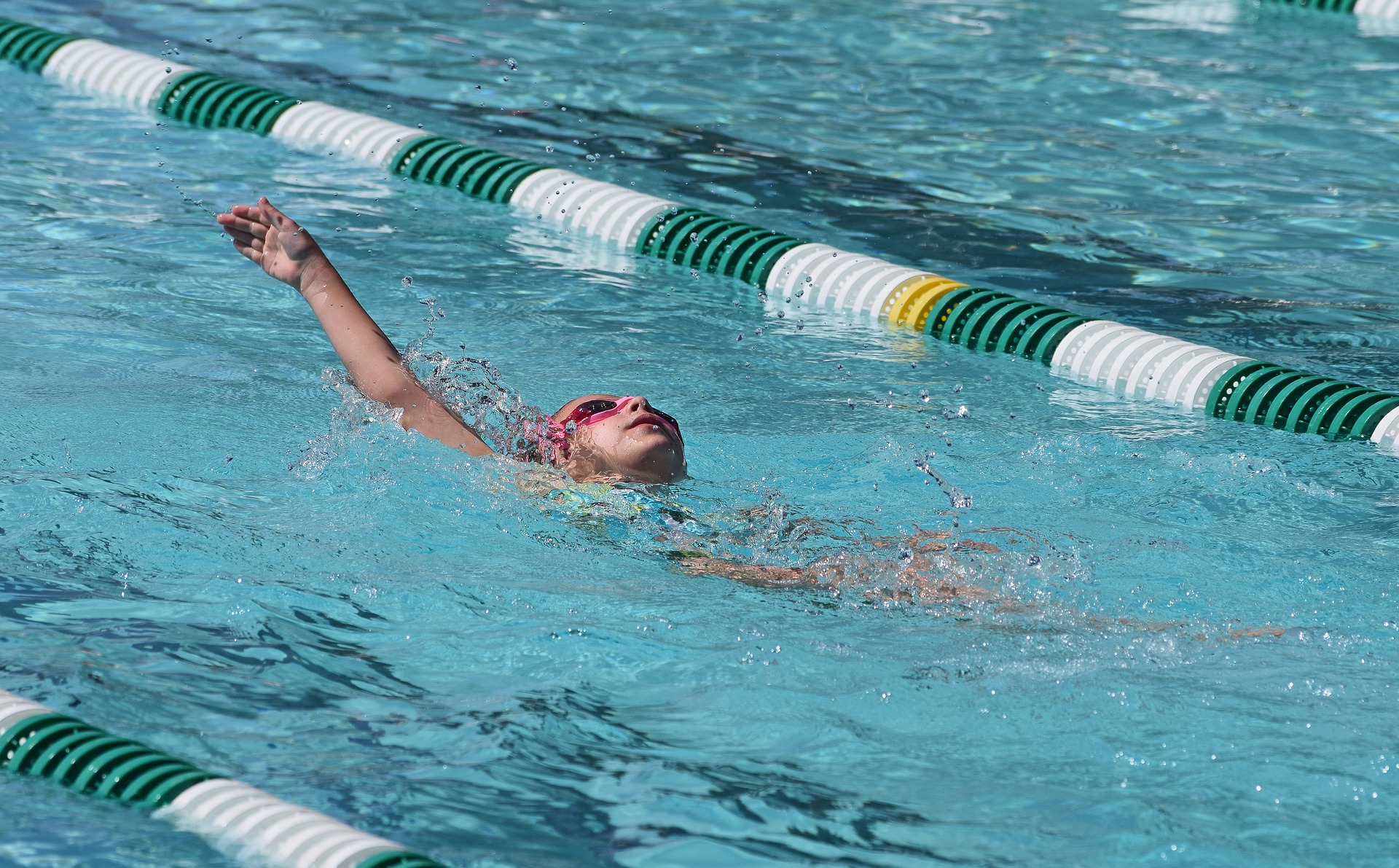 現役個人指導者が教える！水泳初心者のための背泳ぎ練習法！